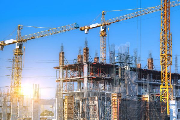 Workers are working on large construction sites and many cranes are working in the construction industry. Workers are working on large construction sites and many cranes are working in the construction industry.